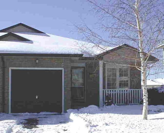 1035 Snowberry St, House semidetached with 3 bedrooms, 2 bathrooms and 2 parking in Oshawa ON | Image 1