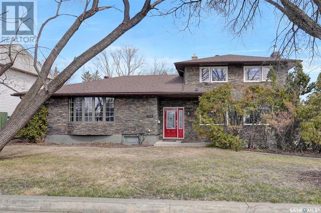 908 Henry Street, House detached with 4 bedrooms, 2 bathrooms and null parking in Moose Jaw SK | Image 2