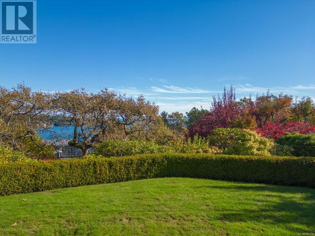 3550 Beach Dr, House detached with 4 bedrooms, 8 bathrooms and 6 parking in Oak Bay BC | Image 29