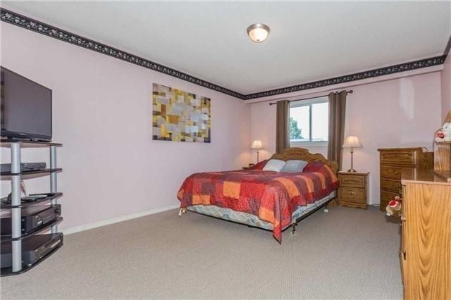 Upper - 33 Lindridge Ave, House detached with 3 bedrooms, 2 bathrooms and 1 parking in Brampton ON | Image 10