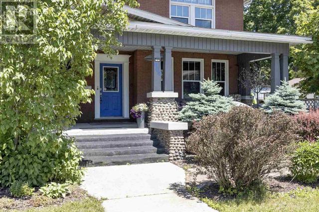 904 Queen St E, House detached with 5 bedrooms, 3 bathrooms and null parking in Sault Ste. Marie ON | Image 2