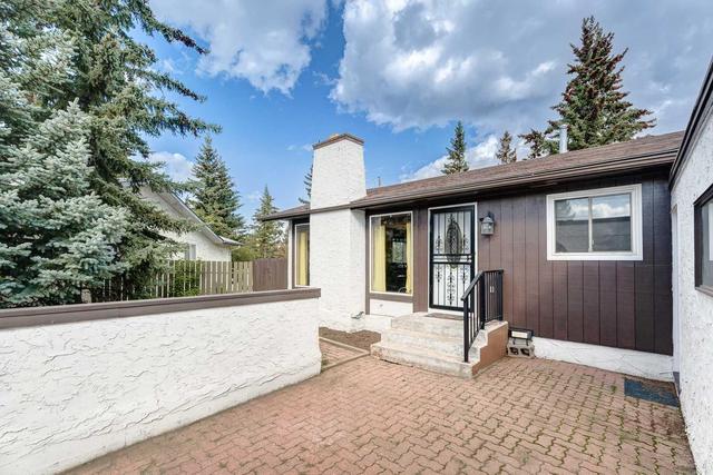 260 Cedarpark Drive Sw, House detached with 3 bedrooms, 2 bathrooms and 2 parking in Calgary AB | Image 2