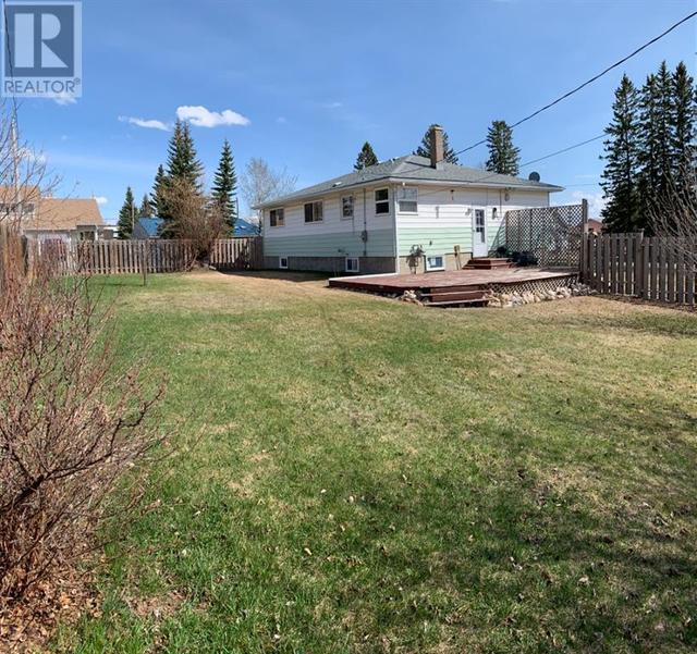 5304 50 Avenue, House detached with 4 bedrooms, 2 bathrooms and 4 parking in Rocky Mountain House AB | Image 2