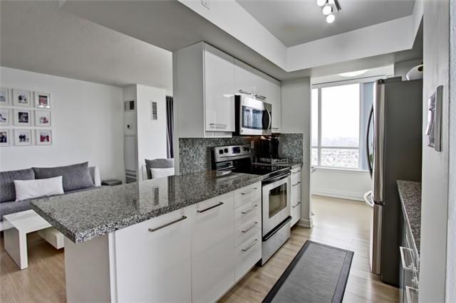 2414 - 550 Webb Dr, Condo with 2 bedrooms, 1 bathrooms and 2 parking in Mississauga ON | Image 5