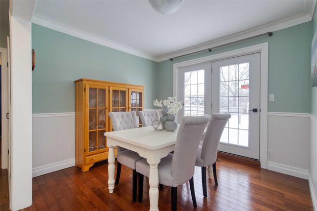 214 Allen St, House detached with 2 bedrooms, 2 bathrooms and 7 parking in Waterloo ON | Image 2