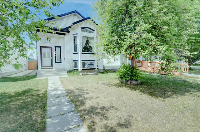 215 Erin Park Drive Se, House detached with 3 bedrooms, 3 bathrooms and 2 parking in Calgary AB | Image 1