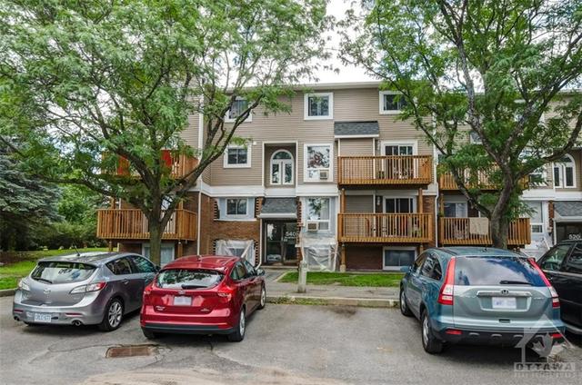 5 - 540 Fenerty Court, Condo with 3 bedrooms, 2 bathrooms and 1 parking in Ottawa ON | Card Image