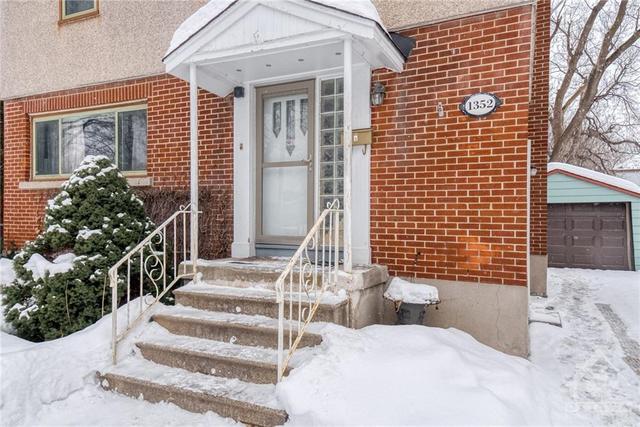 1352 Woodward Avenue, House detached with 3 bedrooms, 1 bathrooms and 4 parking in Ottawa ON | Image 2