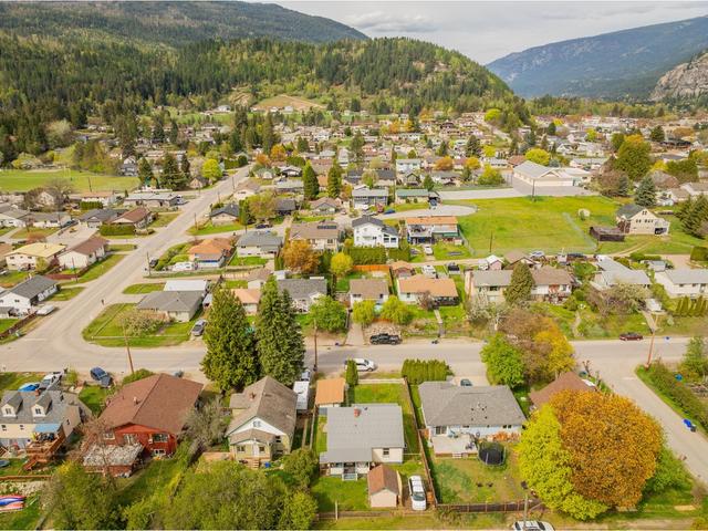 555 5th Ave, House detached with 6 bedrooms, 3 bathrooms and 4 parking in Castlegar BC | Image 17