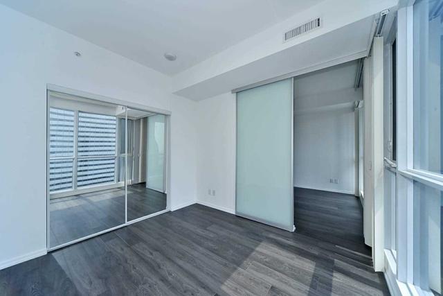 5107 - 70 Temperance St, Condo with 1 bedrooms, 1 bathrooms and 0 parking in Toronto ON | Image 4