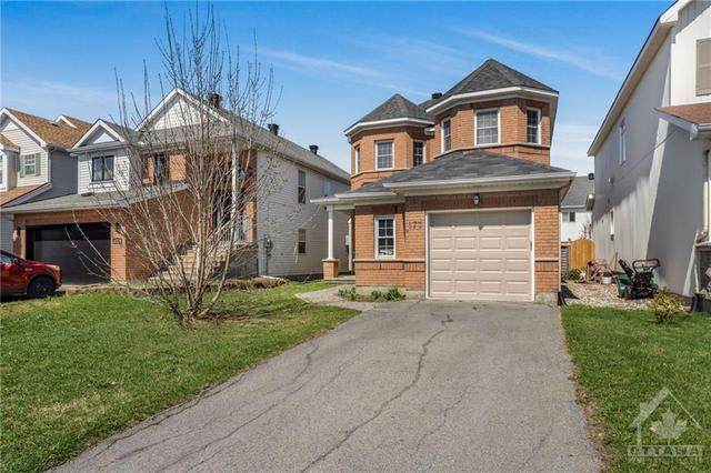 673 Valin Street, House detached with 3 bedrooms, 3 bathrooms and 3 parking in Ottawa ON | Image 2