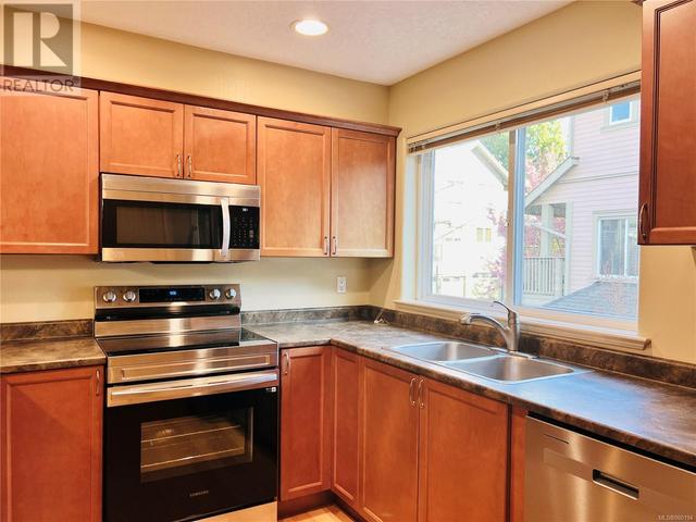5 - 1405 Mallek Cres, House attached with 3 bedrooms, 3 bathrooms and 1 parking in Victoria BC | Image 8