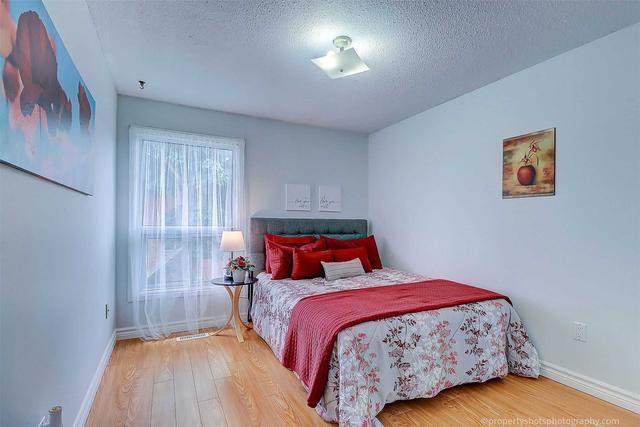 104 Bellefontaine St, House attached with 3 bedrooms, 3 bathrooms and 3 parking in Toronto ON | Image 15