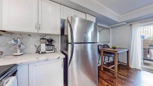 1601 - 28 Laidlaw St, Townhouse with 1 bedrooms, 1 bathrooms and 1 parking in Toronto ON | Image 2