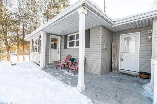 7261 Arkona Road, House detached with 2 bedrooms, 1 bathrooms and null parking in Lambton Shores ON | Image 17