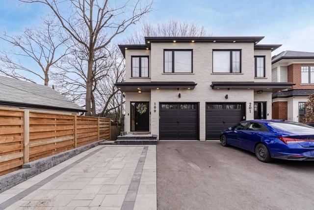 199 Queen St W, House semidetached with 3 bedrooms, 4 bathrooms and 3 parking in Mississauga ON | Image 1