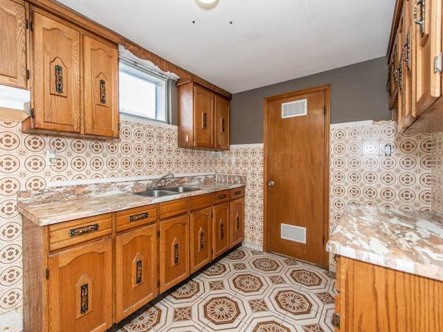 2 Brady Cres, House semidetached with 3 bedrooms, 3 bathrooms and 6 parking in Toronto ON | Image 20