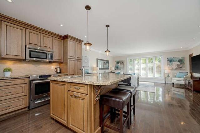 52 Roberts Cres, House detached with 3 bedrooms, 2 bathrooms and 4 parking in Brampton ON | Image 2