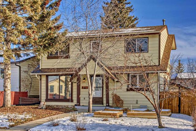 40 Falconridge Close Ne, Home with 3 bedrooms, 1 bathrooms and 2 parking in Calgary AB | Image 2
