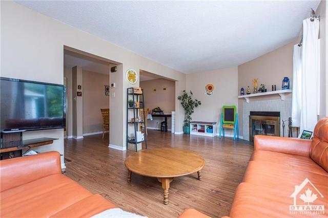 1473 Thurlow Street, Townhouse with 3 bedrooms, 2 bathrooms and 3 parking in Ottawa ON | Image 7