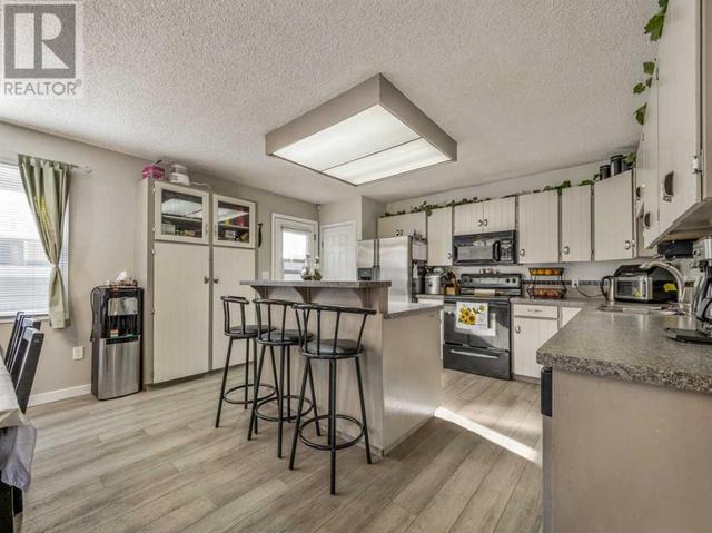 332 Leaside Avenue S, House detached with 5 bedrooms, 3 bathrooms and 3 parking in Lethbridge AB | Image 9