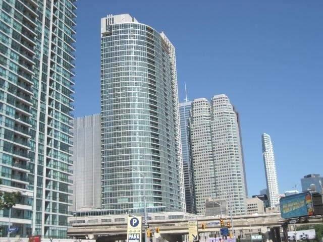 3014 - 18 Yonge St, Condo with 1 bedrooms, 1 bathrooms and 1 parking in Toronto ON | Image 2