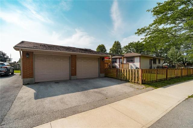 8180 Lexington Court, House detached with 4 bedrooms, 2 bathrooms and 8 parking in Niagara Falls ON | Image 3