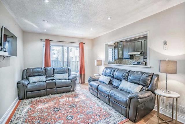 44 Fleetwood Cres, Townhouse with 3 bedrooms, 3 bathrooms and 2 parking in Brampton ON | Image 8