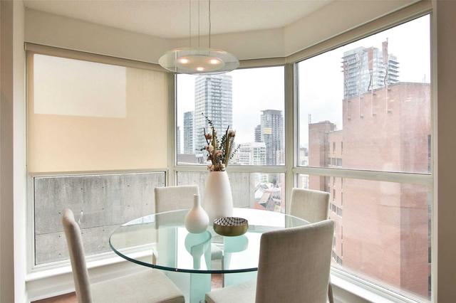 1802 - 8 Park Rd, Condo with 2 bedrooms, 2 bathrooms and 1 parking in Toronto ON | Image 2