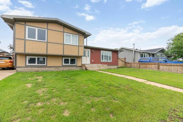 116 Beaveridge Close, House detached with 6 bedrooms, 5 bathrooms and 3 parking in Wood Buffalo AB | Image 2