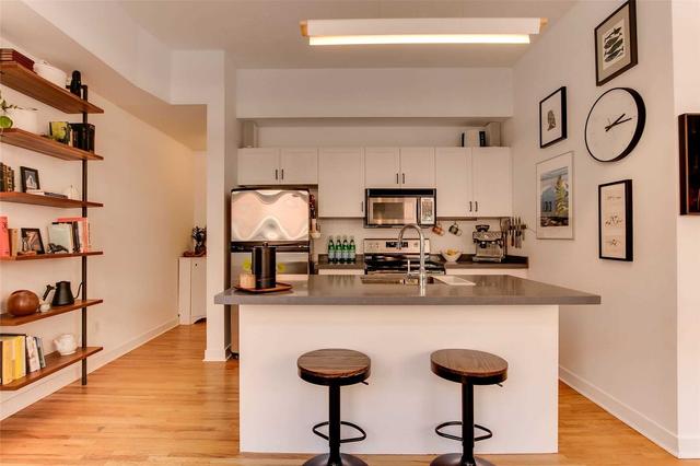 3 - 1390 Bloor St W, Townhouse with 2 bedrooms, 2 bathrooms and 1 parking in Toronto ON | Image 2
