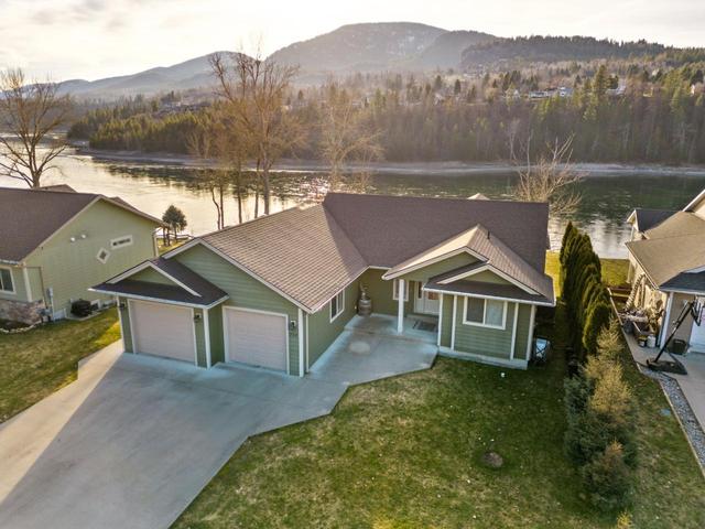 755 Waterloo Road, House detached with 4 bedrooms, 3 bathrooms and null parking in Central Kootenay J BC | Image 1