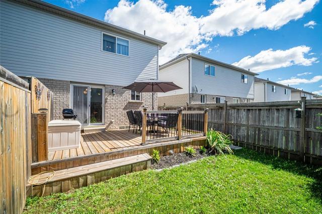 32 Coleman Dr, House attached with 3 bedrooms, 2 bathrooms and 3 parking in Barrie ON | Image 2