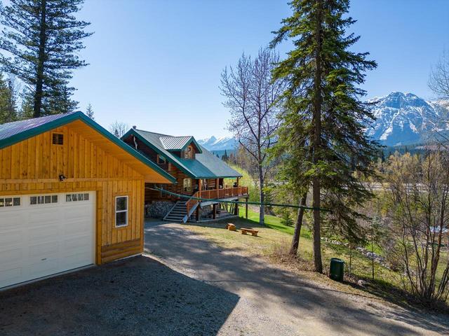 2604 Big Bend Highway, House detached with 3 bedrooms, 3 bathrooms and null parking in Columbia Shuswap A BC | Image 5