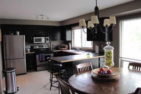 61 Poplar Cres, Townhouse with 3 bedrooms, 2 bathrooms and 1 parking in Aurora ON | Image 2