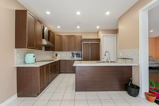 195 Sussexvale Dr, House detached with 3 bedrooms, 5 bathrooms and 6 parking in Brampton ON | Image 2