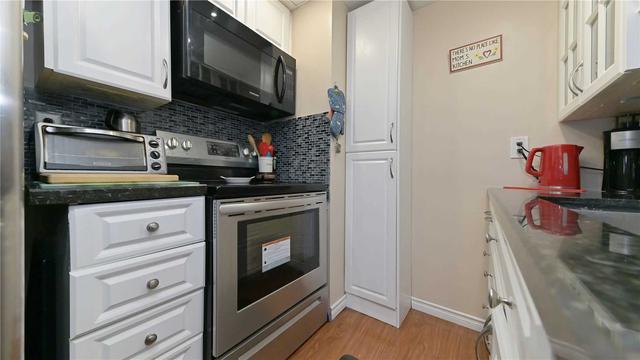 52 Carleton Pl, Townhouse with 3 bedrooms, 2 bathrooms and 2 parking in Brampton ON | Image 3