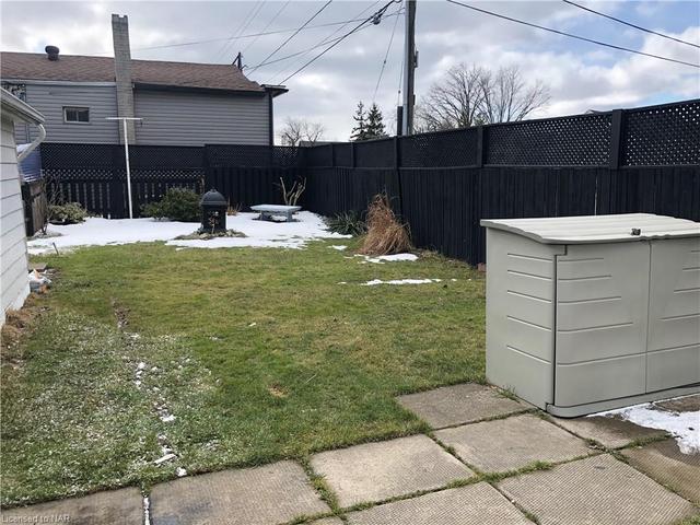 6200 Cadham Street, House detached with 2 bedrooms, 1 bathrooms and null parking in Niagara Falls ON | Image 2