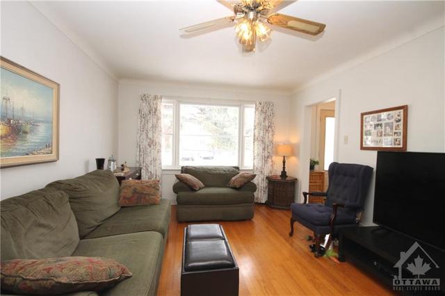 36 Caroline Avenue, House detached with 2 bedrooms, 2 bathrooms and 2 parking in Ottawa ON | Image 4