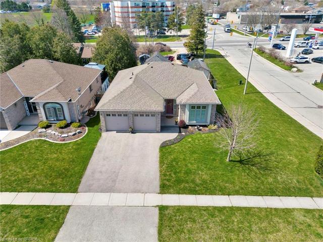 17 Nixon Avenue, House detached with 3 bedrooms, 2 bathrooms and 4 parking in Brant ON | Image 1