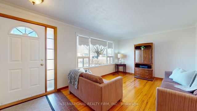 9 Vipond Rd, House detached with 3 bedrooms, 2 bathrooms and 6 parking in Whitby ON | Image 4