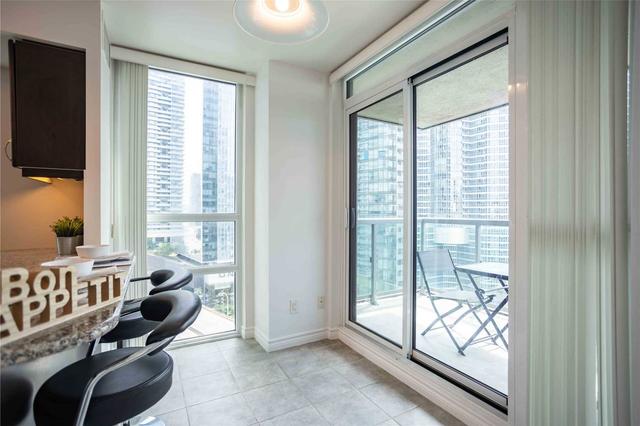 2010 - 19 Grand Trunk Cres, Condo with 2 bedrooms, 2 bathrooms and 1 parking in Toronto ON | Image 24