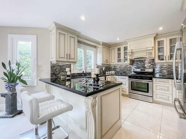 20 Canterbury Crt, House detached with 4 bedrooms, 4 bathrooms and 6 parking in Richmond Hill ON | Image 5