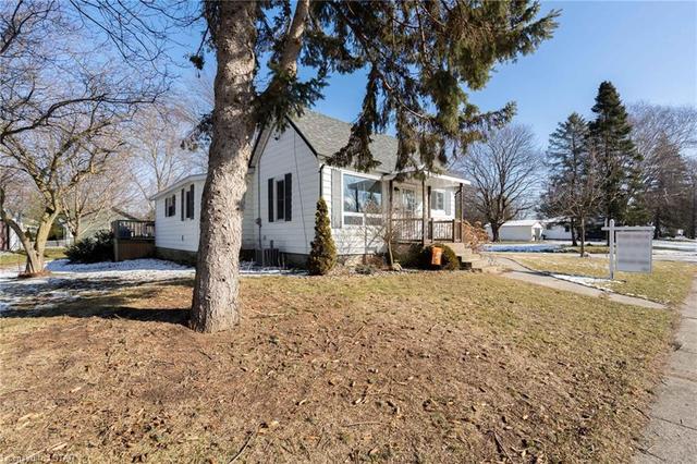 30 Broadway Avenue E, House detached with 3 bedrooms, 1 bathrooms and null parking in Chatham Kent ON | Image 1