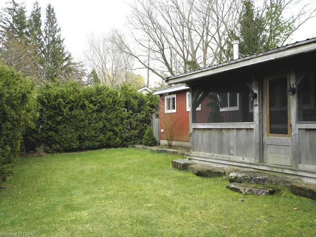 6381 West Parkway Drive, House detached with 2 bedrooms, 1 bathrooms and 1 parking in Lambton Shores ON | Image 12