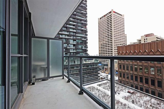 1004 - 30 Roehampton Ave, Condo with 1 bedrooms, 1 bathrooms and 0 parking in Toronto ON | Image 8