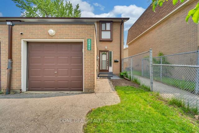 242 Fleetwood Cres, Townhouse with 3 bedrooms, 2 bathrooms and 3 parking in Brampton ON | Image 23