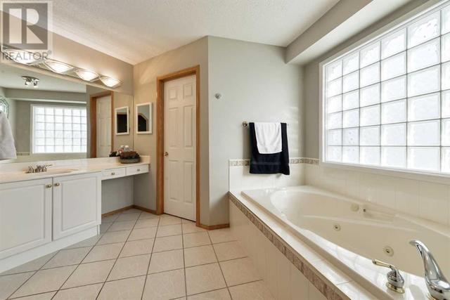 2281 Sirocco Drive Sw, House detached with 3 bedrooms, 2 bathrooms and 4 parking in Calgary AB | Image 34