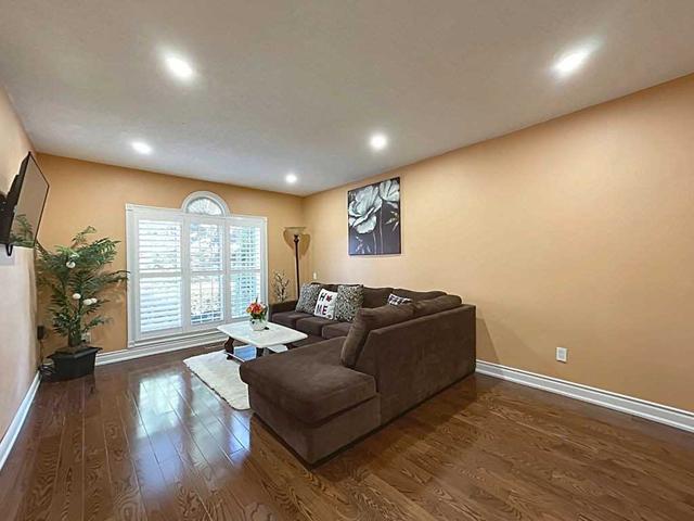 34 Sifford Crt, House detached with 4 bedrooms, 5 bathrooms and 6 parking in Brampton ON | Image 3