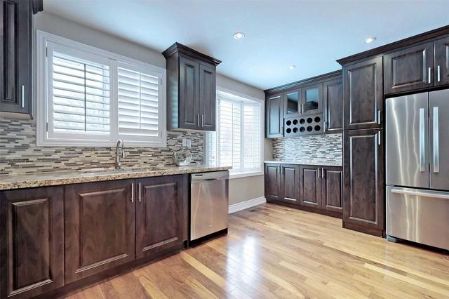 crt - 2262 Springfield Crt, House detached with 3 bedrooms, 3 bathrooms and 4 parking in Mississauga ON | Image 7